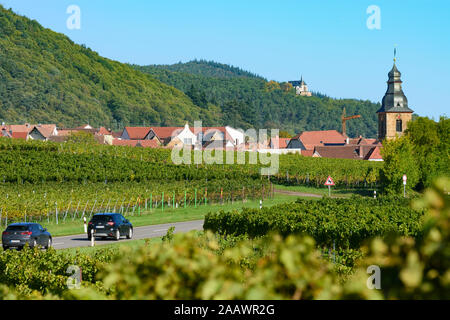 Frankweiler: vineyard, view to village Frankweiler, chapel St. Anna in Weinstraße, German Wine Route, Rheinland-Pfalz, Rhineland-Palatinate, Germany Stock Photo