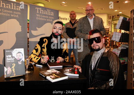 Harald Glööckler bei der Buchsignierstunde seines Buches 'Vor Zwölf - High Time' bei Thalia Dresden - Haus des Buches. Dresden, 16.11.2019 Stock Photo