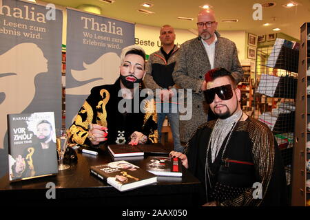 Harald Glööckler bei der Buchsignierstunde seines Buches 'Vor Zwölf - High Time' bei Thalia Dresden - Haus des Buches. Dresden, 16.11.2019 Stock Photo