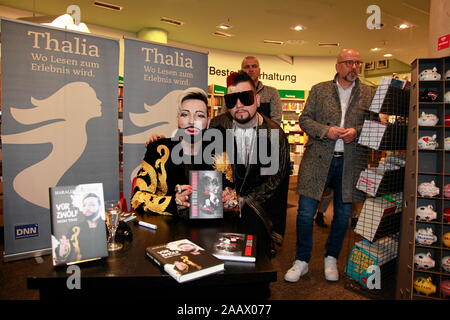 Harald Glööckler bei der Buchsignierstunde seines Buches 'Vor Zwölf - High Time' bei Thalia Dresden - Haus des Buches. Dresden, 16.11.2019 Stock Photo