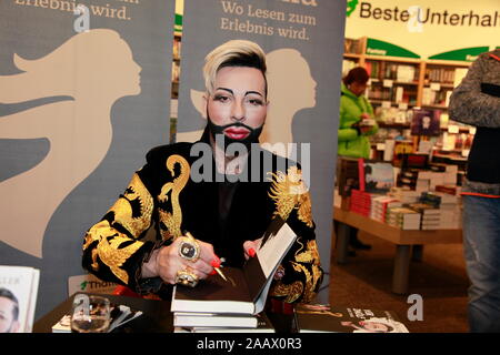 Harald Glööckler bei der Buchsignierstunde seines Buches 'Vor Zwölf - High Time' bei Thalia Dresden - Haus des Buches. Dresden, 16.11.2019 Stock Photo