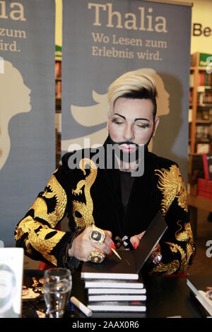 Harald Glööckler bei der Buchsignierstunde seines Buches 'Vor Zwölf - High Time' bei Thalia Dresden - Haus des Buches. Dresden, 16.11.2019 Stock Photo