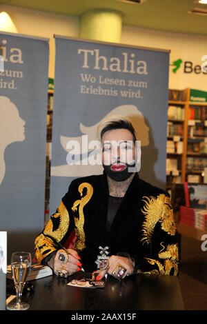 Harald Glööckler bei der Buchsignierstunde seines Buches 'Vor Zwölf - High Time' bei Thalia Dresden - Haus des Buches. Dresden, 16.11.2019 Stock Photo