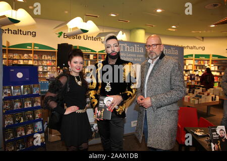 Harald Glööckler bei der Buchsignierstunde seines Buches 'Vor Zwölf - High Time' bei Thalia Dresden - Haus des Buches. Dresden, 16.11.2019 Stock Photo