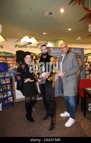 Harald Glööckler bei der Buchsignierstunde seines Buches 'Vor Zwölf - High Time' bei Thalia Dresden - Haus des Buches. Dresden, 16.11.2019 Stock Photo