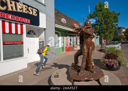 https://l450v.alamy.com/450v/2aax527/bronze-statue-buskers-1999-in-broadway-avenue-saskatoon-saskatchewan-canada-2aax527.jpg