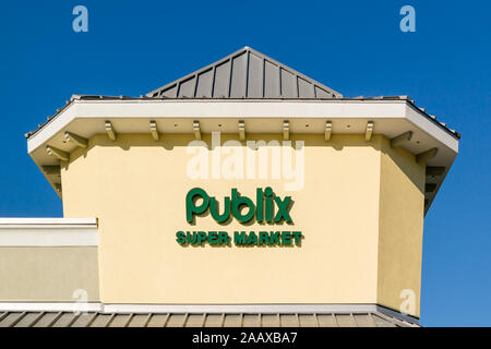 Brand name and logo of Publix supermarket chain on rooftop of store in Fort Myers, Florida, USA Stock Photo