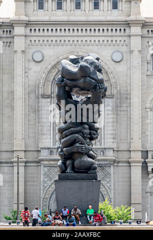 Jacques Lipchitz' mammoth Government of the People statue framed by the facade of Philadelphia's Masonic Temple Stock Photo