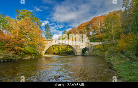 OLD BRIDGE OF AVON BALLINDALLOCH CASTLE SPEYSIDE SCOTLAND THE BRIDGE OVER THE RIVER WITH TREES AND LEAVES IN AUTUMN COLOURS Stock Photo