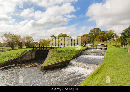 View of the historic 17th century Papercourt lock of the Wey Navigation canal and overspill weir located close to Ripley and Pyrford near to Guildford Stock Photo