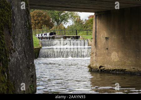 Framed view of the historic 17th century overspill weir located next to Papercourt lock and close to villages of Ripley and Pyrford near to Guildford Stock Photo