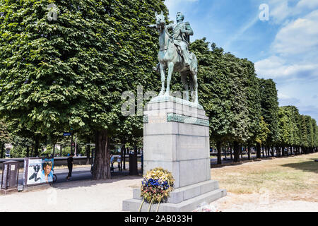 A monument to Simon Bolivar by Emmanuel Fremiet near Pont Alexandre III (Alexander III Bridge), Paris Stock Photo