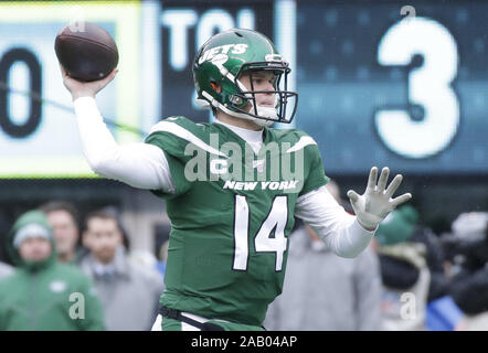 East Rutherford, United States. 24th Nov, 2019. New York Jets Sam Darnold throws a pss in the first half against the Oakland Raiders in week 12 of the NFL season at MetLife Stadium in East Rutherford, New Jersey on Sunday, November 24, 2019. Photo by John Angelillo/UPI Credit: UPI/Alamy Live News Stock Photo