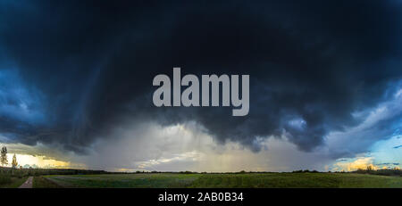 Storm clouds with shelf cloud forming over head Stock Photo