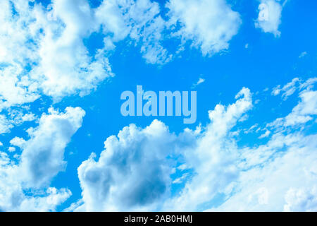 Ein wunderschoener blauer Himmel mit weissen Wolken Stock Photo