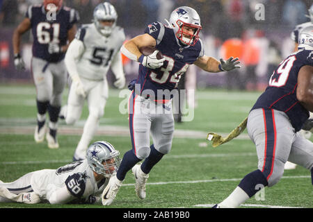 Dallas Cowboys linebacker Sean Lee (50) is congratulated by