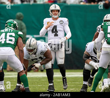 East Rutherford, New Jersey, USA. 24th Nov, 2019. Oakland Raiders quarterback Derek Carr (4) during a NFL game between the Oakland Raiders and the New York Jets at MetLife Stadium in East Rutherford, New Jersey. Duncan Williams/CSM/Alamy Live News Stock Photo