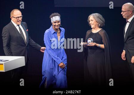 Duesseldorf, Deutschland. 22nd Nov, 2019. left to right Stefan SCHULZE-HAUSMANN (Initiator DNP), Waris DIRIE (Somalia/AUT, Model, Human Rights Activist), Paula CABALLERO (COL, Environmental Activist), Honorary Prizes of the German Sustainability Award, Guenther BACHMANN (Chairman of the Jury), Presentation of German Sustainability Award on 22.11 .2019 in Duesseldorf/Germany. | Usage worldwide Credit: dpa/Alamy Live News Stock Photo