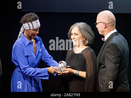 Waris DIRIE l. (Somalia/AUT, model, human rights activist) presents Paula CABALLERO (COL, environmental activist) the honorary prize of the German Sustainability Award, r. Guenther BACHMANN (Chairman of the Jury), awarding of the German Sustainability Award on November 22, 1919 in Duesseldorf/Germany. | Usage worldwide Stock Photo