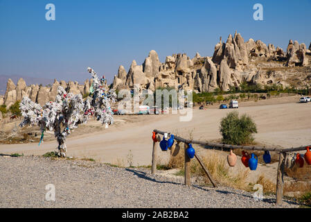 Ceramic pottery and rock formations of mountain ridges, valleys and pinnacles at Göreme National Park, Cappadocia, Turkey Stock Photo