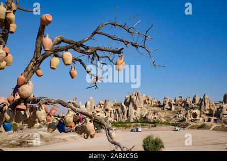 Ceramic pottery and rock formations of mountain ridges, valleys and pinnacles at Göreme National Park, Cappadocia, Turkey Stock Photo