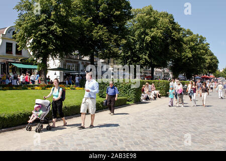 Touristen flanieren über die Promenade in Warnemünde und genießen das sommerliche Wetter |Tourists stroll along the boardwalk in Warnemünde and enjoy Stock Photo