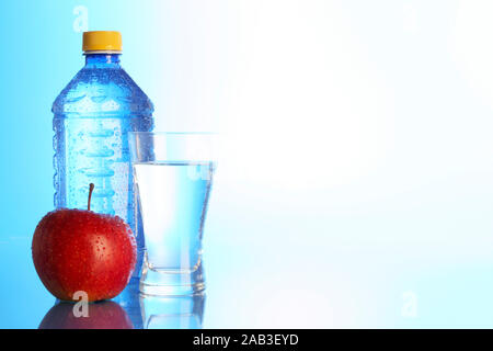 Glas mit Mineralwasser, Flasche und Apfel