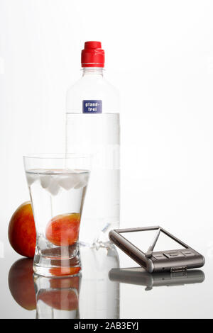 Mineralwasser, Apfel und PDA Stock Photo