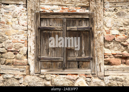 Massive Hausmauer mit Fenster Stock Photo