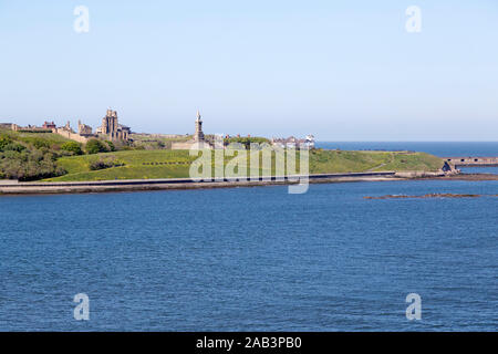 Tynemouth Priory and Castle and the Collingwood Memorial, built following the Battle of Trafalgar, in northeast England. The landmarks stand north of Stock Photo
