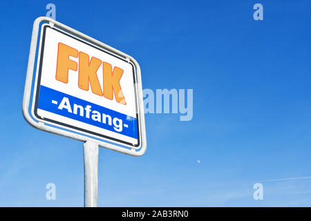 Hinweisschild FKK-Strand Stock Photo