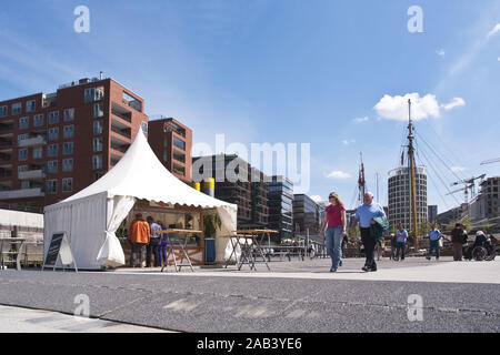 Menschen genieﬂen das schˆnes Wetter in der HafenCity in Hamburg |People enjoy the beautiful weather in the HafenCity of Hamburg| Stock Photo