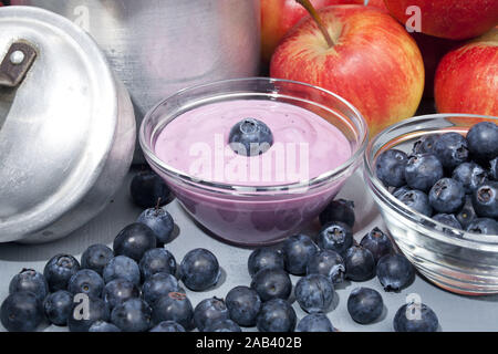 Glasschale mit Joghurt und Heidelbeeren und Aepfel |Glass bowl with yogurt and blueberries and apples| Stock Photo