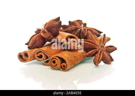 Nahaufnahme von Zimtstangen und Sternanis auf einer Holzplatte |Close-up of star anise and cinnamon sticks on a wooden board| Stock Photo
