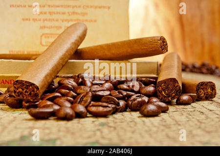 Eine offene Schachtel mit Zigarillos und Kaffeebohnen |An open box of cigars, cheroots and coffee beans|