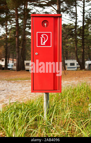 ���ܱ����ö�������� auf einem Campingplatz an der Ostsee |Fire extinguisher at a campsite on the Baltic Sea| Stock Photo