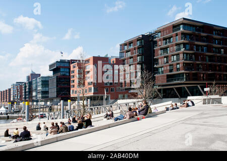Menschen genießen das sonnige Frühlingswetter auf den Marco-Polo-Terrassen in der Hafencity |People enjoy the sunny spring weather on the Marco Polo T Stock Photo