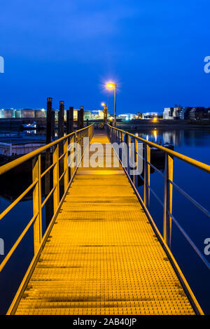Anlegestelle mit Lastkähnen im Hamburger Hafen bei Nacht |Pier with barges in the port of Hamburg at night| Stock Photo
