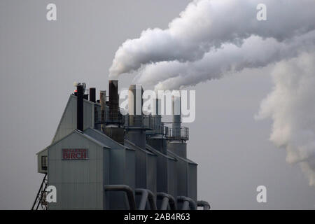 Smoke billows from factory chimneys, Lincolnshire, UK Stock Photo