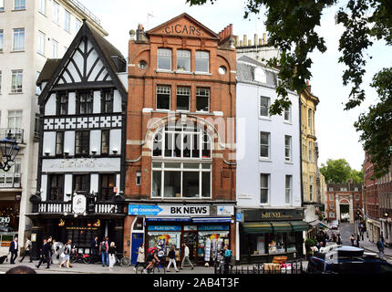 05 September 2019, Great Britain, London: Pubs like 'The George' (l) attract many visitors to Strand and Fleet Street. The George' is a 16th century coffee house and offers a lot of space behind the narrow facade. Photo: Waltraud Grubitzsch/dpa-Zentralbild/ZB Stock Photo