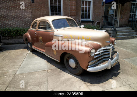 1947 brown beige chevrolet stylemaster old county police car outside savanah police department savannah georgia usa Stock Photo