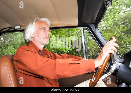 Ein Senior im Freien, mit seinem Wagen Stock Photo