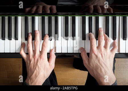 Zwei Haende, die auf einem Klavier spielen Stock Photo