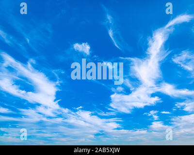 Ein wunderschoener blauer Himmel mit weissen Wolken Stock Photo