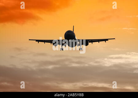 Ein Flugzeug ueber den Wolken Stock Photo