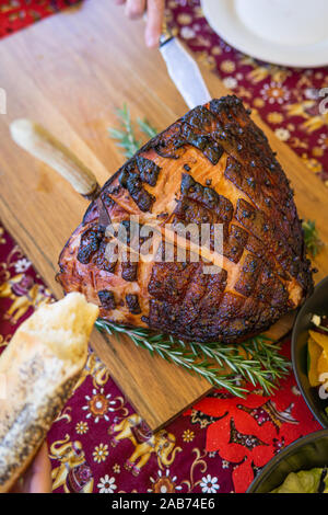 Modern Australian Christmas dinner table with glazed ham, prawns, roast chicken and salads. Stock Photo