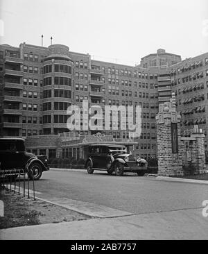 1930s Apartment building (possibly in Washington D.C.) ca. 1932 or 1933 Stock Photo