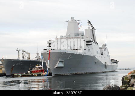 NORFOLK (Dec. 20, 2012) The amphibious transport dock ship USS New York (LPD 21) arrives at Naval Station Norfolk after a deployment to the U.S. 5th and 6th Fleet areas of responsibility. New York returned to Naval Station Norfolk after a scheduled deployment to the U.S. 5th and 6th Fleet areas of responsibility supporting Operation Enduring Freedom, Exercises African Lion, Eager Lion, International Mine Countermeasure Exercise 2012, and maritime security operations and theater security cooperation efforts in the Mediterranean and Arabian Seas. New York is built with tons of steel salvaged fro Stock Photo
