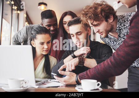 Group portrait of Cheerful old friends communicate with each other, friend posing on cafe, Urban style people having fun, Concepts about youth Stock Photo
