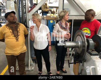 Durban, South Africa. 26th Nov, 2019. Baden-Württemberg's Minister of Economics Nicole Hoffmeister-Kraut (CDU, 2nd from right) in conversation with Beier employee Wiseman Dlodlo (r) alongside Member of Parliament Gabriele Reich-Gutjahr (FDP) and Richard Radebe from the provincial government of KwaZulu-Natal during her visit to Beier in Pinetown near Durban. Credit: Ralf Krüger/dpa/Alamy Live News Stock Photo